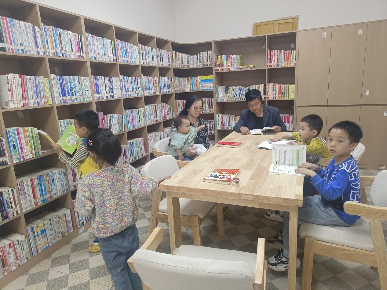 书刊阅览室室内面积40平方米，拥有图书1957册，书籍内容涵盖时政与政策法规、科普与农业技术、文化与文学、休闲与娱乐等，是群众读书看报的理想去处。