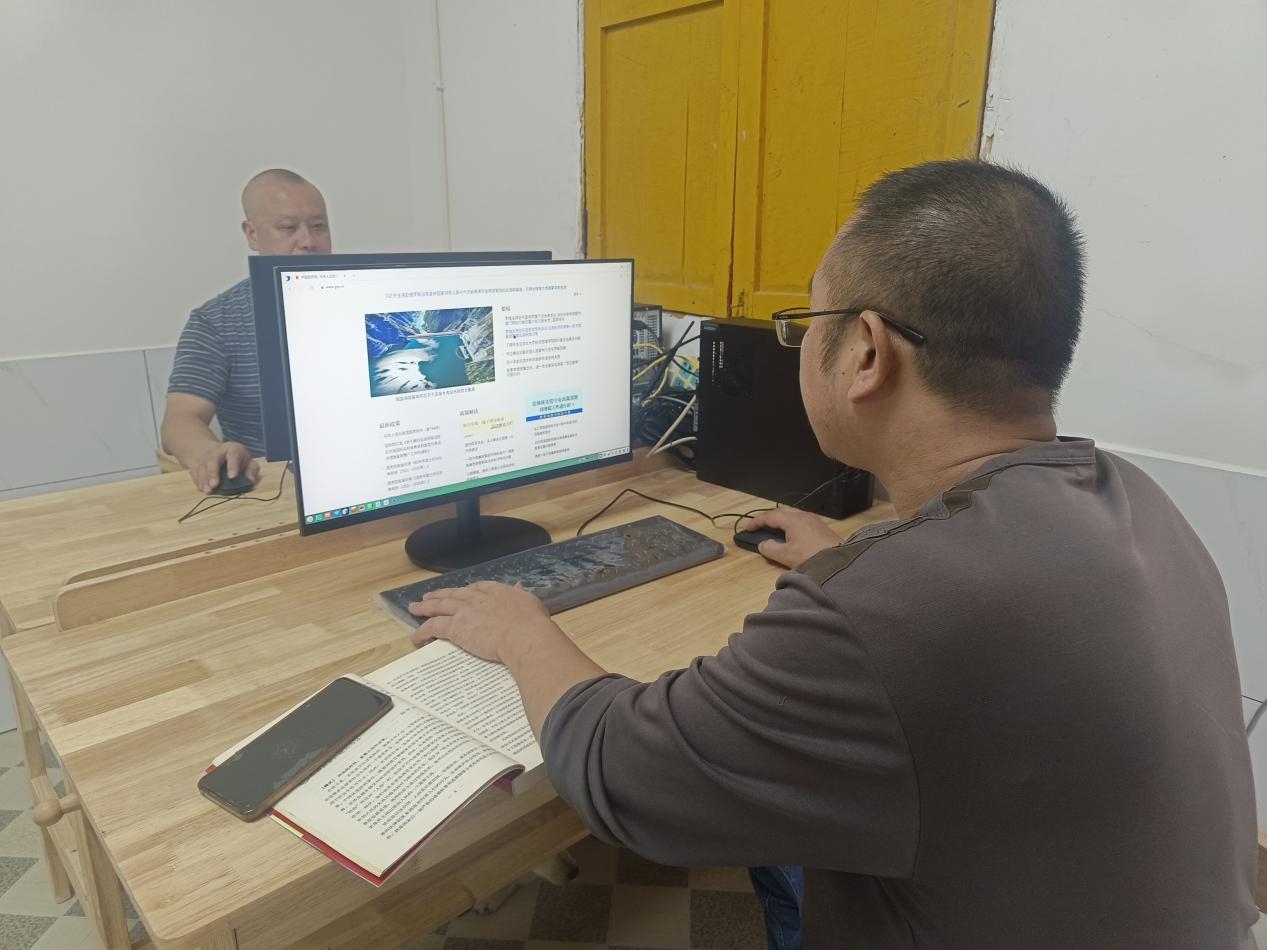 电子阅览室室内面积40平方米，配备电脑2台，实现WIFI全覆盖，能满足群众上网需求。