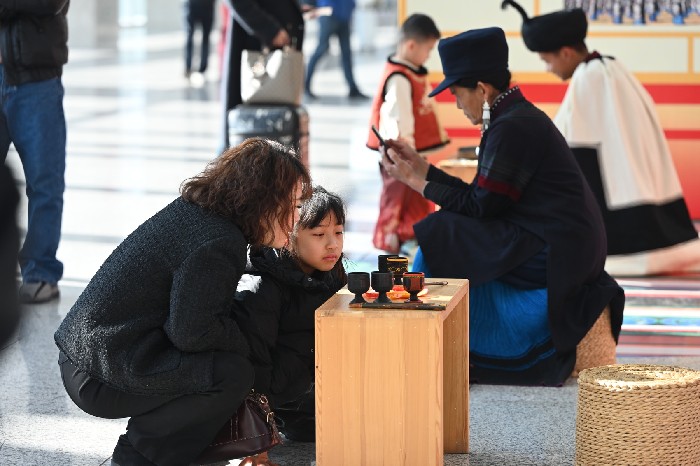 铁路+文旅，大凉山春运动车端出文化盛宴