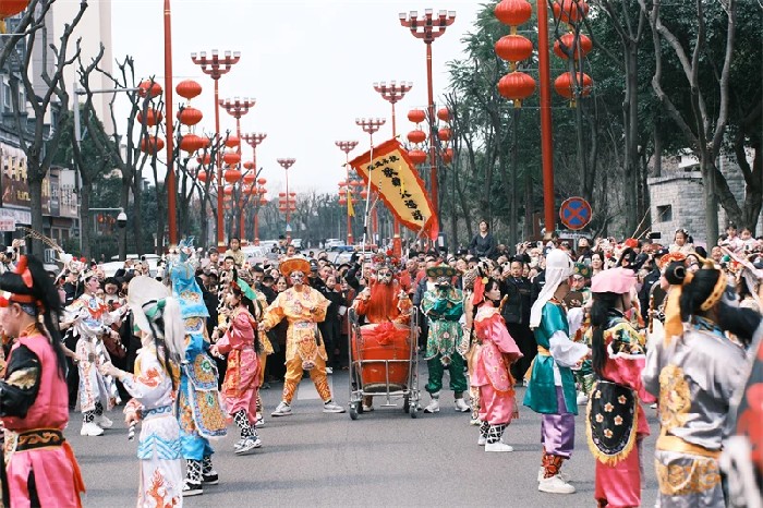 橘灯照亮 英歌空降……在眉山丹棱邂逅蜀地年味引“万人空巷”