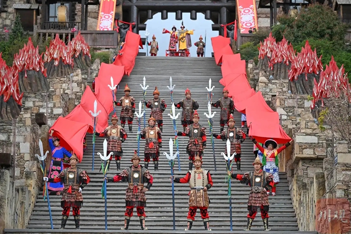 四川茂县：中国古羌城开城仪式引客来 零距离体验羌文化魅力