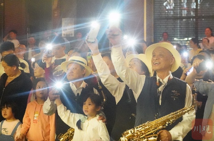 古街变开放式剧场！宜宾这场阳台音乐会太有氛围
