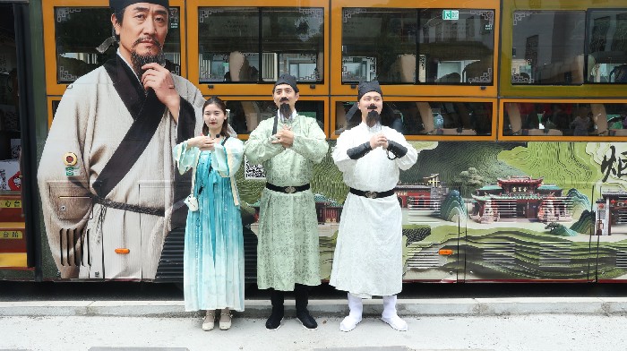 “关羽”当司机，“李白”“杜甫”陪你玩 ——成都在主题观光巴士里装下一座城市的浪漫